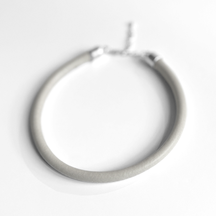 collar ancho grisflojobodegón
